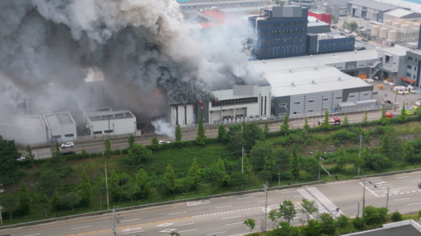 ▲24일 오전 경기 화성시 서신면의 일차전지 제조 업체 공장에서 불이 나 소방 당국이 진화에 나섰다. 사진은 연기가 치솟는 공장 건물. 