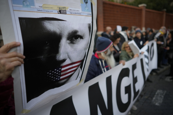 ▲이탈리아 로마에 있는 영국 대사관 앞에서 시위대가 '위키리크스' 설립자 줄리언 어산지의 석방을 촉구하는 시위를 하고 있다. 로마/AP뉴시스