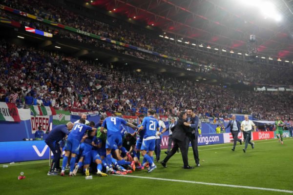 ▲이탈리아 축구 대표팀이 25일(한국시각) 독일 라이프치히 스타디움에서 열린 유로 2024 조별리그 크로아티아와 경기에서 마티아 자카니의 극적 동점 골에 환호하고 있다. (AP/연합뉴스)