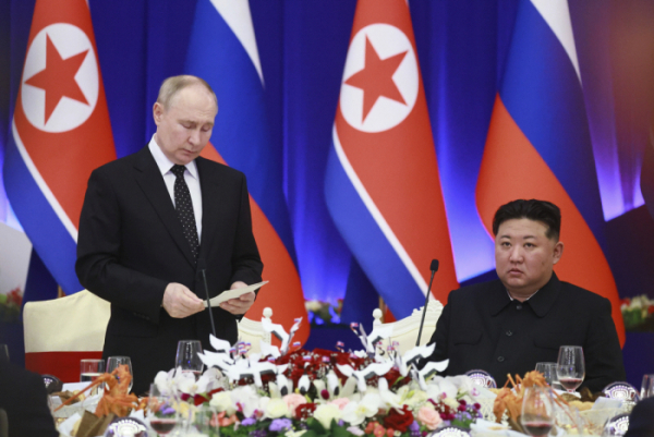 ▲북한을 방문한 블라디미르 푸틴(왼쪽) 러시아 대통령이 19일 평양에서 열린 국빈 만찬 행사에서 발언하고 있다. 평양/AP연합뉴스