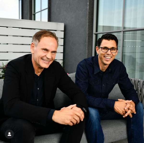▲25일(현지시간) 폭스바겐그룹과 리비안이 투자 계획을 발표하고 나서. 폭스바겐의 올리버 브루메(왼쪽) 회장과 리비안의 창립자 겸 최고경영자(CEO)인 RJ 스캐린지가 나란히 앉아 기념 사진을 찍고 있다. 출처 RJ 스캐린지 인스타