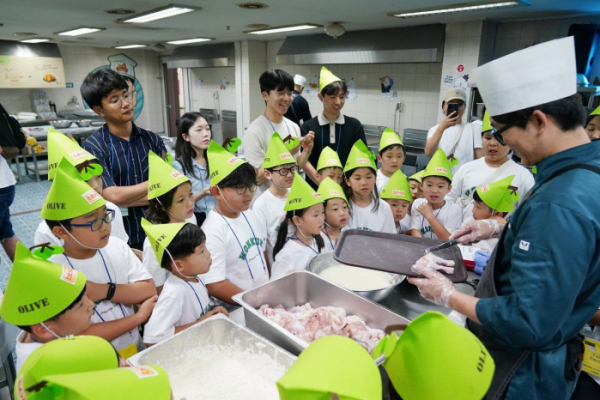 ▲26일 경기도 이천 소재 치킨대학에 방문한 재미교포 어린이들이 BBQ 황금올리브 치킨을 만드는 방법을 배우고 있다. (사진제공=제너시스BBQ 그룹)