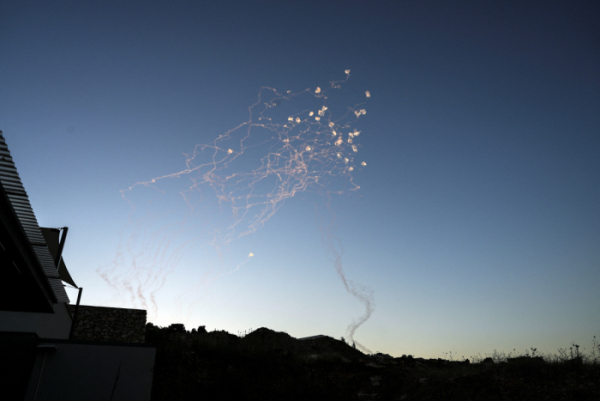 ▲27일(현지시간) 헤즈볼라가 이스라엘 북부를 향해 발사한 로켓이 이스라엘 방공망에 요격되고 있다. 로이터연합뉴스