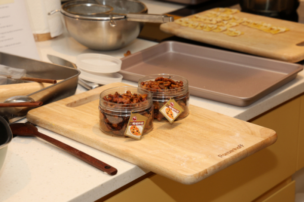 ▲오키친 쿠킹 프로그램 참여 시 만든 음식을 포장해 준다. 포장용기에 담긴 카레 호두강정.  (사진제공=오뚜기)