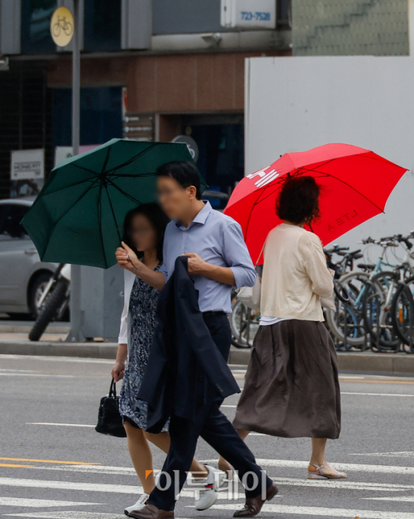 ▲전국 대부분 지역이 흐리고 비가 내리는 30일 서울 종로구 경복궁역 일대에서 우산을 쓴 시민들이 발걸음을 옮기고 있다. 조현호 기자 hyunho@