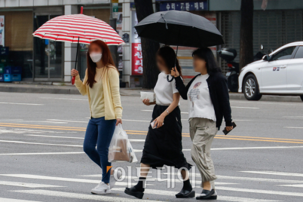 ▲전국 대부분 지역이 흐리고 비가 내리는 30일 서울 종로구 경복궁역 일대에서 우산을 쓴 시민들이 발걸음을 옮기고 있다. 조현호 기자 hyunho@