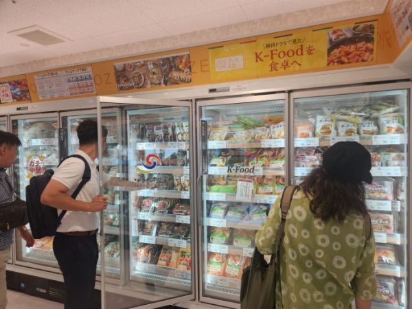 ▲일본 소비자들이 27일 도쿄의 이온몰에 마련된 K-푸드 냉동식품 코너에서 K-푸드를 구매하기 위해 제품을 살펴보고 있다. (도쿄=노승길 기자)