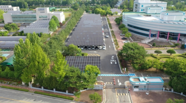 ▲태양광 발전설비가 구축된 대전 R&D센터.
 (LG유플러스 제공)
