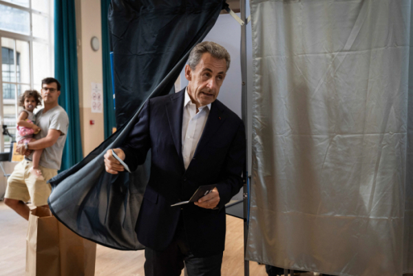 ▲니콜라스 사르코지 전 프랑스 대통령이 30일(현지시간) 투표소를 나서고 있다. 파리/AFP연합뉴스
