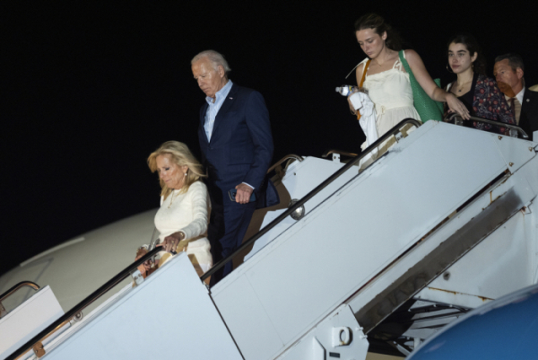 ▲조 바이든(왼쪽에서 두 번째) 미국 대통령이 부인 질 바이든(왼쪽) 여사, 손녀들과 함께 29일(현지시간) 메릴랜드주 헤이거스타운 공항에 도착해 전용기에서 내려가고 있다. 헤이거스타운(미국)/AP연합뉴스