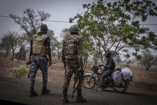 ▲나이지리아 북동부 보르노주에서 29일(현지시간) 연쇄 자살폭탄 테러가 일어나 최소 18명이 사망했다. 사진은 2022년 3월 26일 나이지리아의 베닌시에서 경찰과 군인이 팀을 이뤄 검문검색을 하고 있다. 베닌(나이지리아)/AP연합뉴스