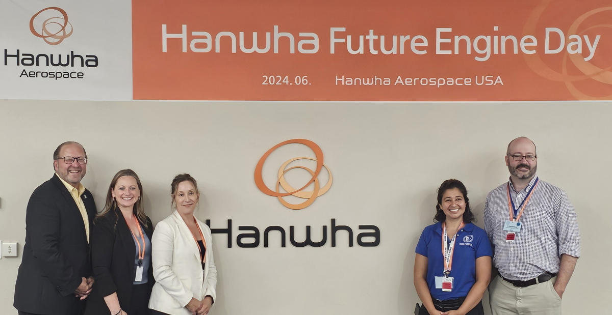 ▲(왼쪽부터) 폴 라보이(Paul Lavoie) 코네티컷 주정부 제조업 책임자, 제시카 테일러(Jessica Taylor) 코네티컷 항공부품협회 대표, 리즈 리네한(Liz Linehan) 코네티컷 하원의원, 루스 아마야(Luz Amaya) 센트럴 코네티컷 주립대 교수, 데이비드 브로더릭(David Broderick) 센트럴 코네티컷 주립대 교수가 기념사진을 촬영하고 있다. (사진제공=한화에어로스페이스)