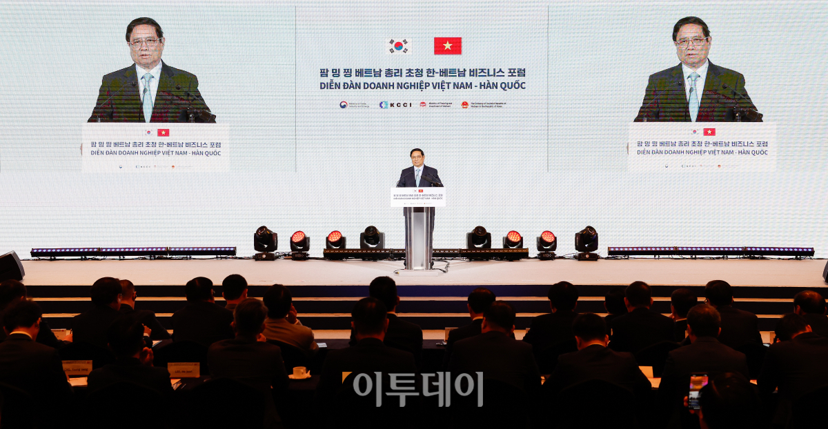 ▲팜 밍 찡 베트남 총리가 1일 서울 중구 롯데호텔에서 열린 한-베트남 비즈니스 포럼에서 연설을 하고 있다. 조현호 기자 hyunho@