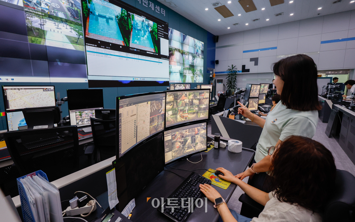 ▲1일 서울 강남구 강남도시관제센터에서 직원들이 AI 기반 지능형 선별관제시스템을 시연하고 있다. AI 기반 지능형 선별관제시스템은 1000대의 CCTV를 AI 기반 분석을 통해 관제근무자에게 알려 처리하는 시스템으로 사람이 직접 관제하는 시스템의 한계를 극복하기 위해 도입됐다. 조현호 기자 hyunho@