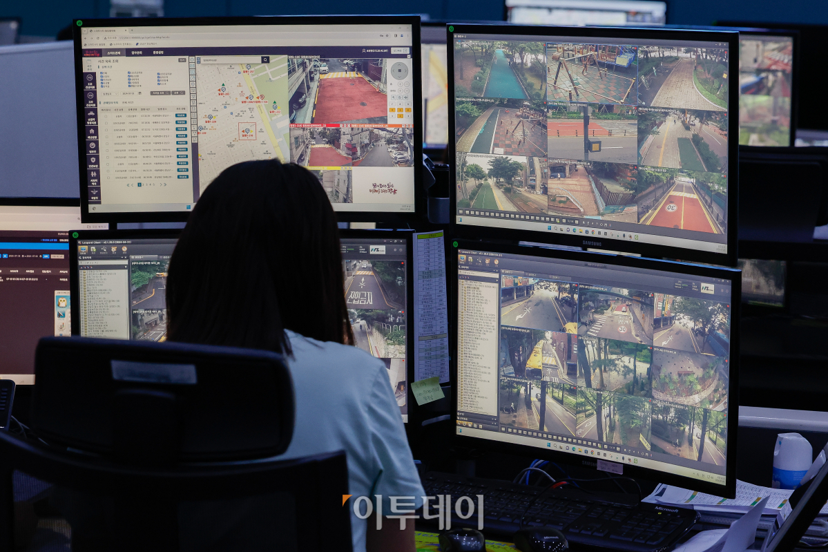 ▲1일 서울 강남구 강남도시관제센터에서 직원들이 AI 기반 지능형 선별관제시스템을 시연하고 있다. AI 기반 지능형 선별관제시스템은 1000대의 CCTV를 AI 기반 분석을 통해 관제근무자에게 알려 처리하는 시스템으로 사람이 직접 관제하는 시스템의 한계를 극복하기 위해 도입됐다. 조현호 기자 hyunho@