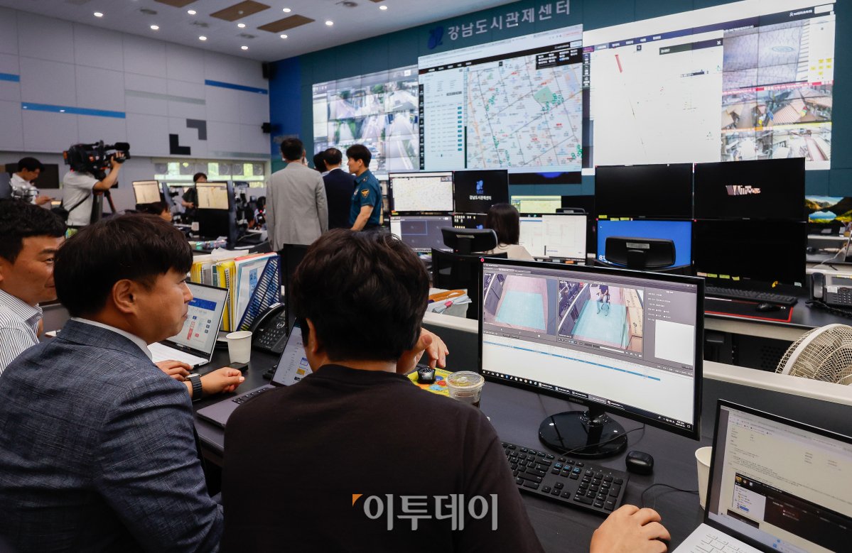 ▲1일 서울 강남구 강남도시관제센터에서 직원들이 AI 기반 지능형 선별관제시스템을 시연하고 있다. AI 기반 지능형 선별관제시스템은 1000대의 CCTV를 AI 기반 분석을 통해 관제근무자에게 알려 처리하는 시스템으로 사람이 직접 관제하는 시스템의 한계를 극복하기 위해 도입됐다. 조현호 기자 hyunho@