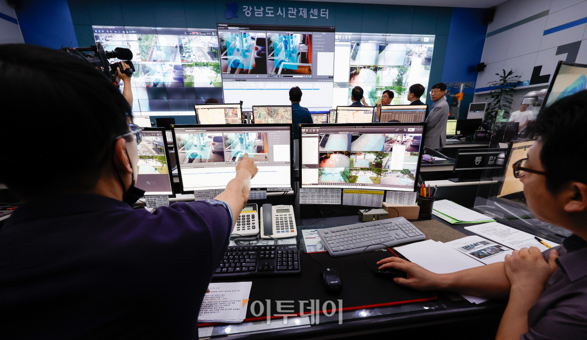 ▲1일 서울 강남구 강남도시관제센터에서 직원들이 AI 기반 지능형 선별관제시스템을 시연하고 있다. AI 기반 지능형 선별관제시스템은 1000대의 CCTV를 AI 기반 분석을 통해 관제근무자에게 알려 처리하는 시스템으로 사람이 직접 관제하는 시스템의 한계를 극복하기 위해 도입됐다. 조현호 기자 hyunho@