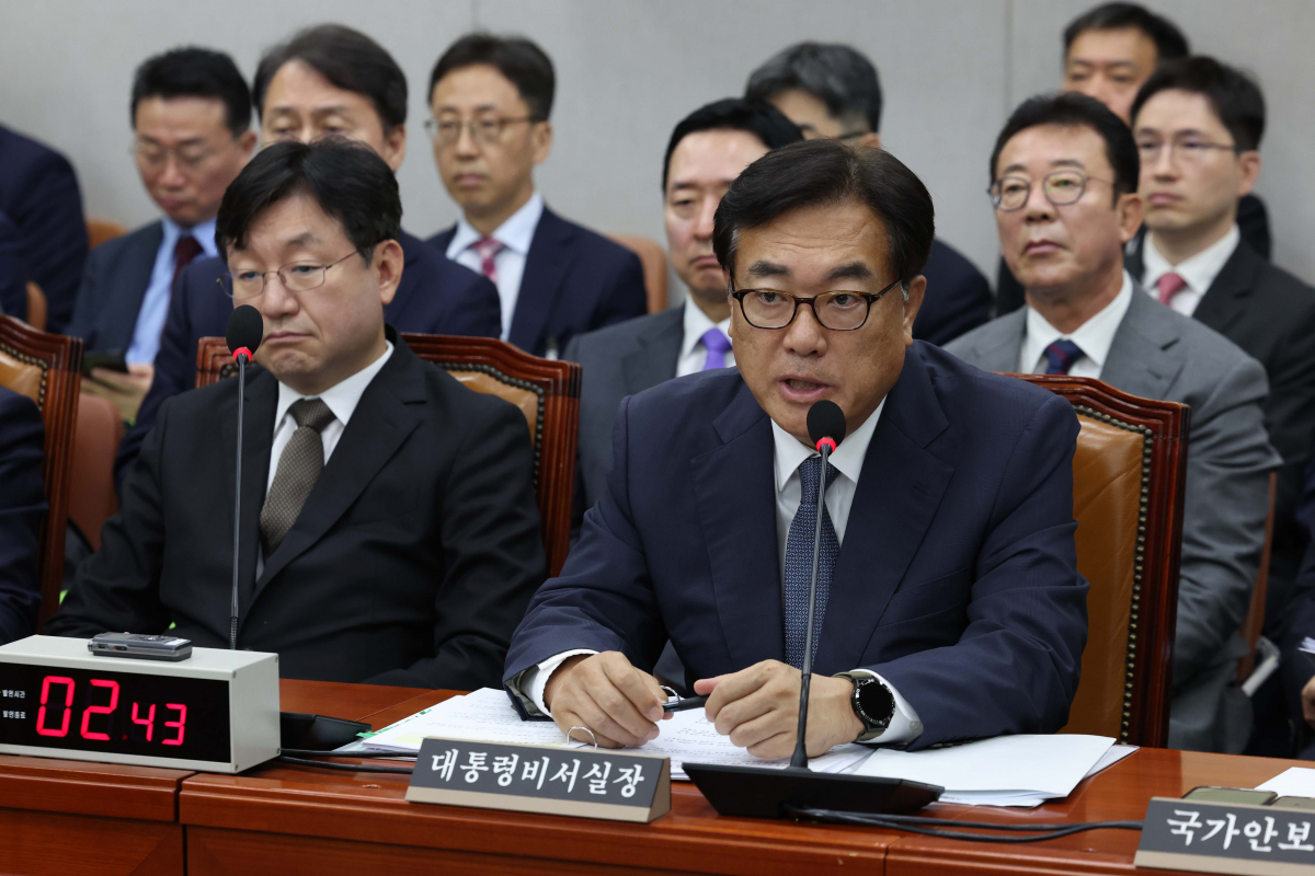 ▲정진석 대통령비서실장이 1일 서울 여의도 국회에서 열린 운영위원회 전체회의에서 의원 질의에 답하고 있다. 신태현 기자 holjjak@