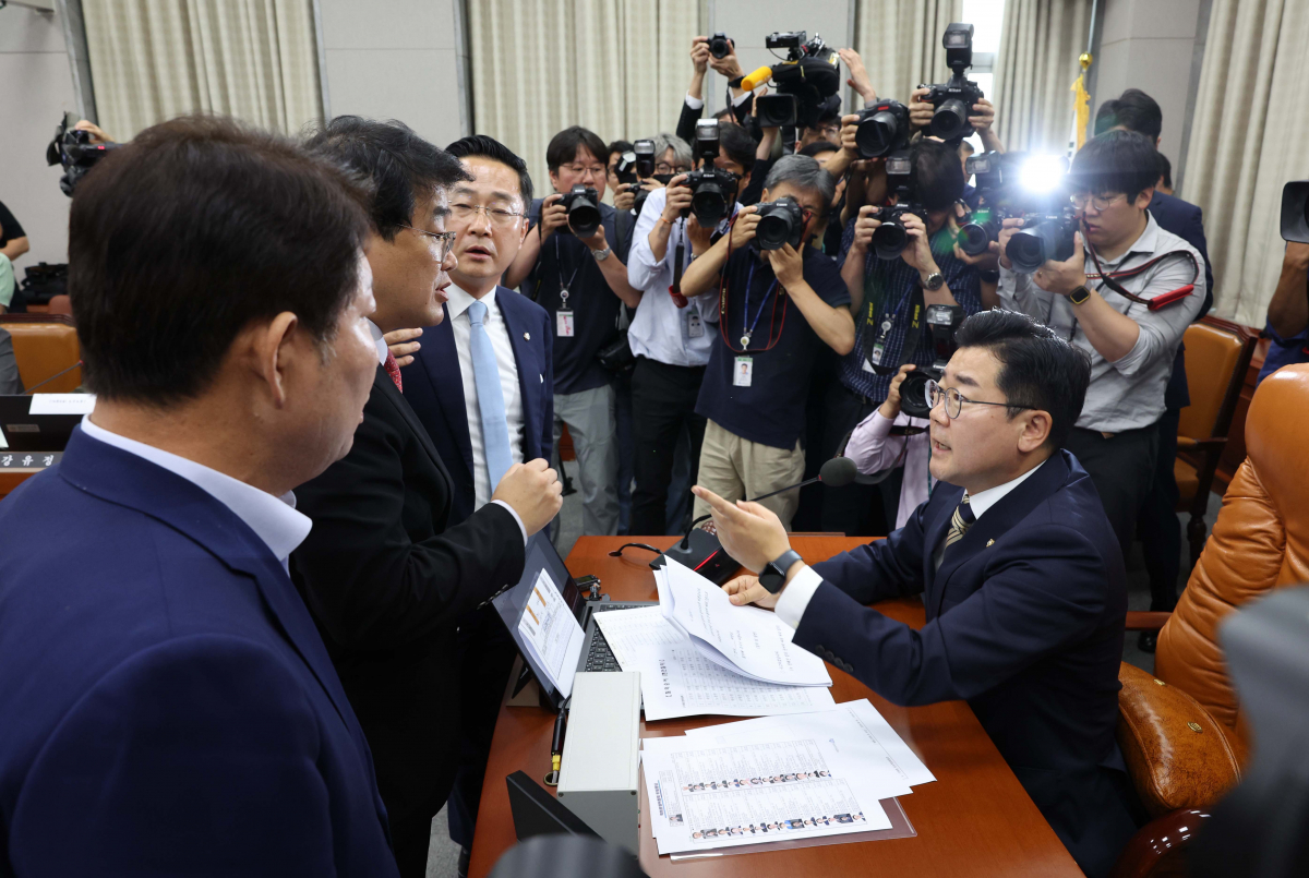 ▲박찬대(오른쪽부터) 국회 운영위원장, 박성준 더불어민주당 간사, 배준영 국민의힘 간사가 1일 서울 여의도 국회에서 열린 운영위원회 전체회의에서 의사진행과 관련해 논의하고 있다. 신태현 기자 holjjak@