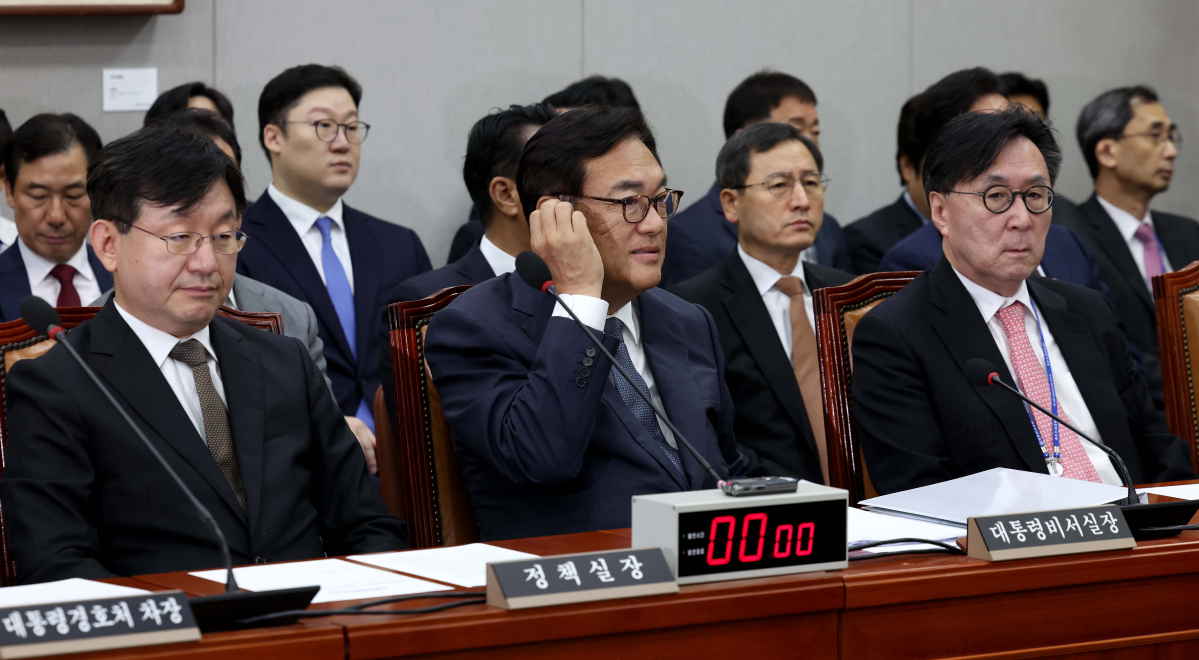 ▲정진석(가운데) 대통령비서실장이 1일 서울 여의도 국회에서 열린 운영위원회 전체회의에서 의원 질의를 듣고 있다. 신태현 기자 holjjak@