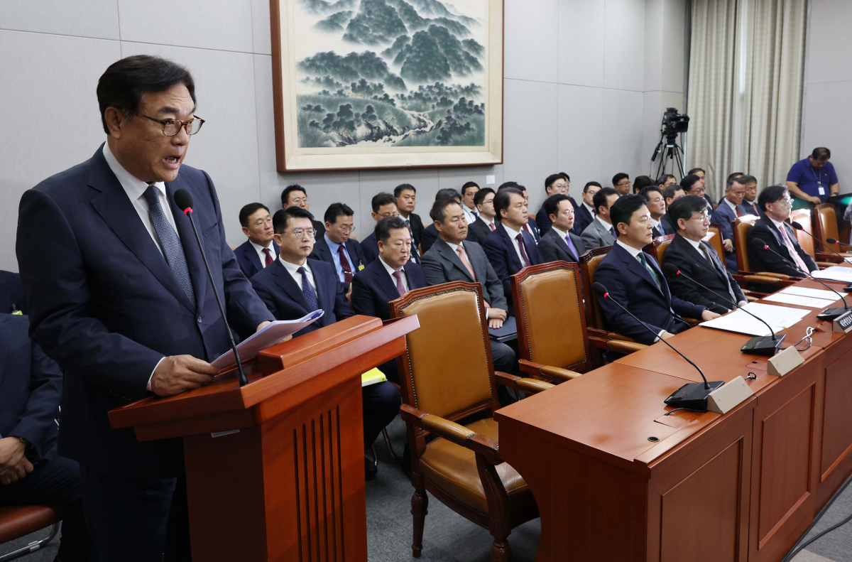 ▲정진석 대통령비서실장이 1일 서울 여의도 국회에서 열린 운영위원회 전체회의에서 업무보고를 하고 있다. 신태현 기자 holjjak@