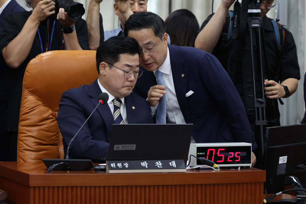 ▲박찬대 국회 운영위원장과 박성준 더불어민주당 간사가 1일 서울 여의도 국회에서 열린 운영위원회 전체회의에서 대화하고 있다. 신태현 기자 holjjak@