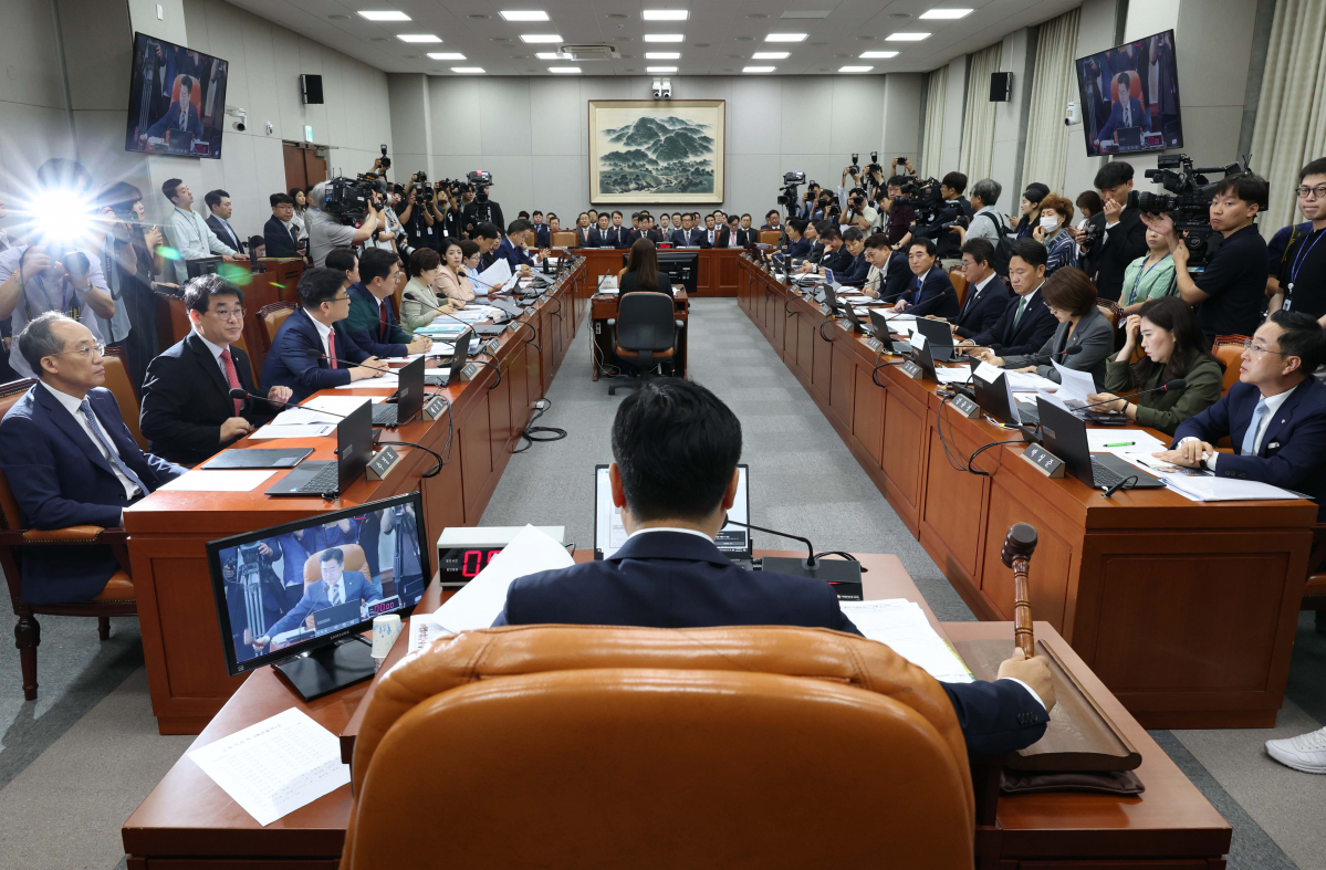 ▲박찬대 국회 운영위원장이 1일 서울 여의도 국회에서 열린 운영위원회 전체회의에서 의사봉을 두드리고 있다. 신태현 기자 holjjak@