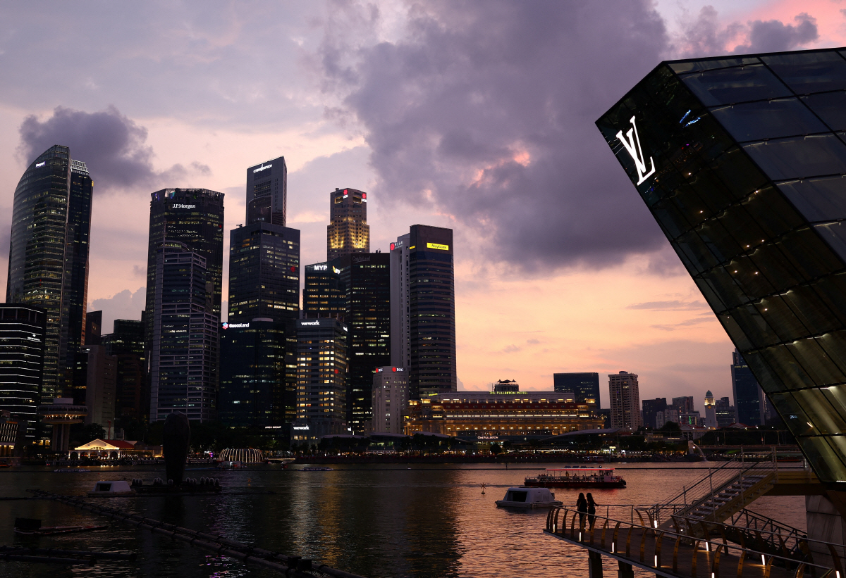 ▲싱가포르에서 시민들이 마리나 베이 전경을 보고 있다. 싱가포르/로이터연합뉴스