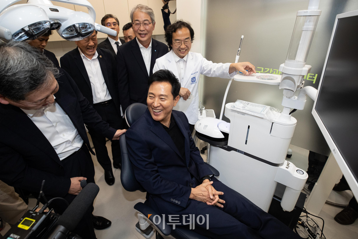 ▲오세훈 서울시장이 1일 서울 용산구 동자동 쪽방촌 주민들이 무료로 치과 진료를 받을 수 있는 우리동네구강관리 플러스센터 개소식에서 진료실을 둘러보고 있다. 조현호 기자 hyunho@