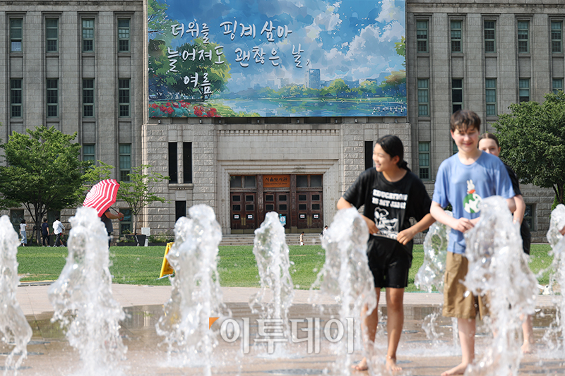 ▲1일 서울 중구 서울도서관 꿈새김판이 여름편 문안으로 새롭게 단장했다. 꿈새김판 문안 공모전 당선자 이가윤 씨는 '더위를 핑계 삼아 늘어져도 괜찮은 날, 여름'을 소개하며 "모든 것이 바쁘게 돌아가는 서울에서 시민들이 꿈새김판을 보고 조금은 쉬어갔으면 한다"고 말했다. 고이란 기자 photoeran@