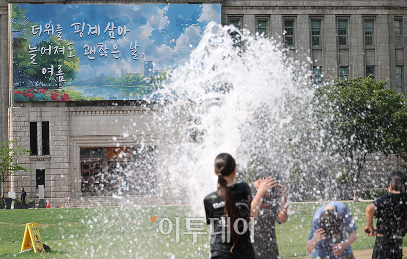 ▲1일 서울 중구 서울도서관 꿈새김판이 여름편 문안으로 새롭게 단장했다. 꿈새김판 문안 공모전 당선자 이가윤 씨는 '더위를 핑계 삼아 늘어져도 괜찮은 날, 여름'을 소개하며 "모든 것이 바쁘게 돌아가는 서울에서 시민들이 꿈새김판을 보고 조금은 쉬어갔으면 한다"고 말했다. 고이란 기자 photoeran@