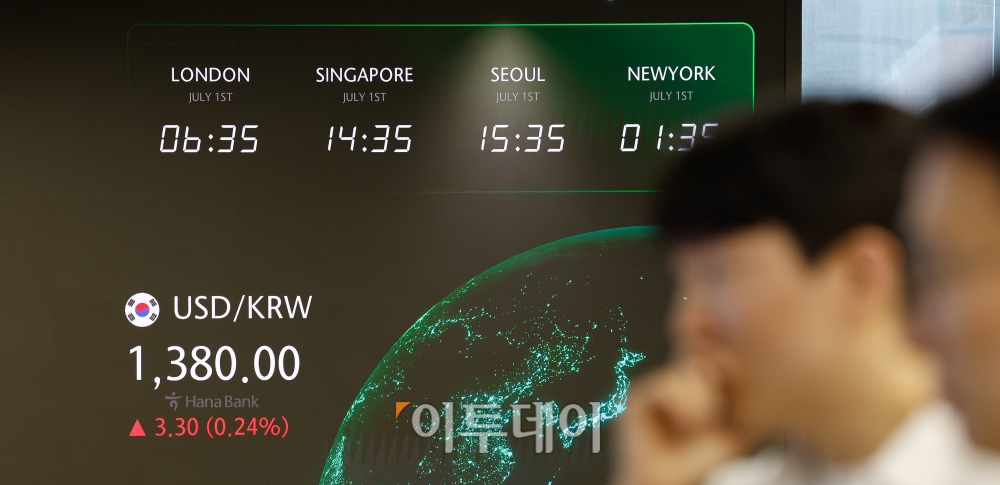 ▲원·달러 외환시장 거래 마감 시간이 새벽 2시까지 연장된 1일 서울 중구 하나은행 딜링룸 전광판에 원·달러 환율이 전 거래일보다 3.30(0.24%)원 오른 1379.20원을 나타내고 있다. 조현호 기자 hyunho@ (이투데이DB)