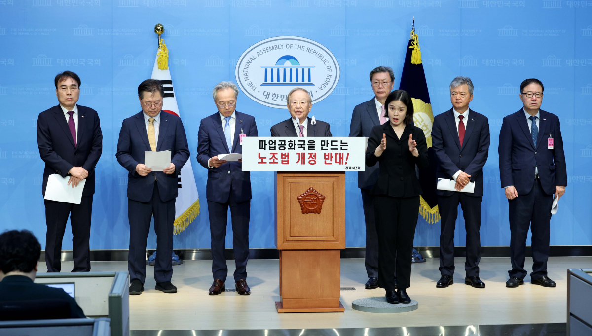 ▲손경식 한국경영자총협회 회장 등 경제6단체 대표들이 2일 서울 여의도 국회 소통관에서 노동조합법 개정안 반대 공동성명을 발표하고 있다. 신태현 기자 holjjak@