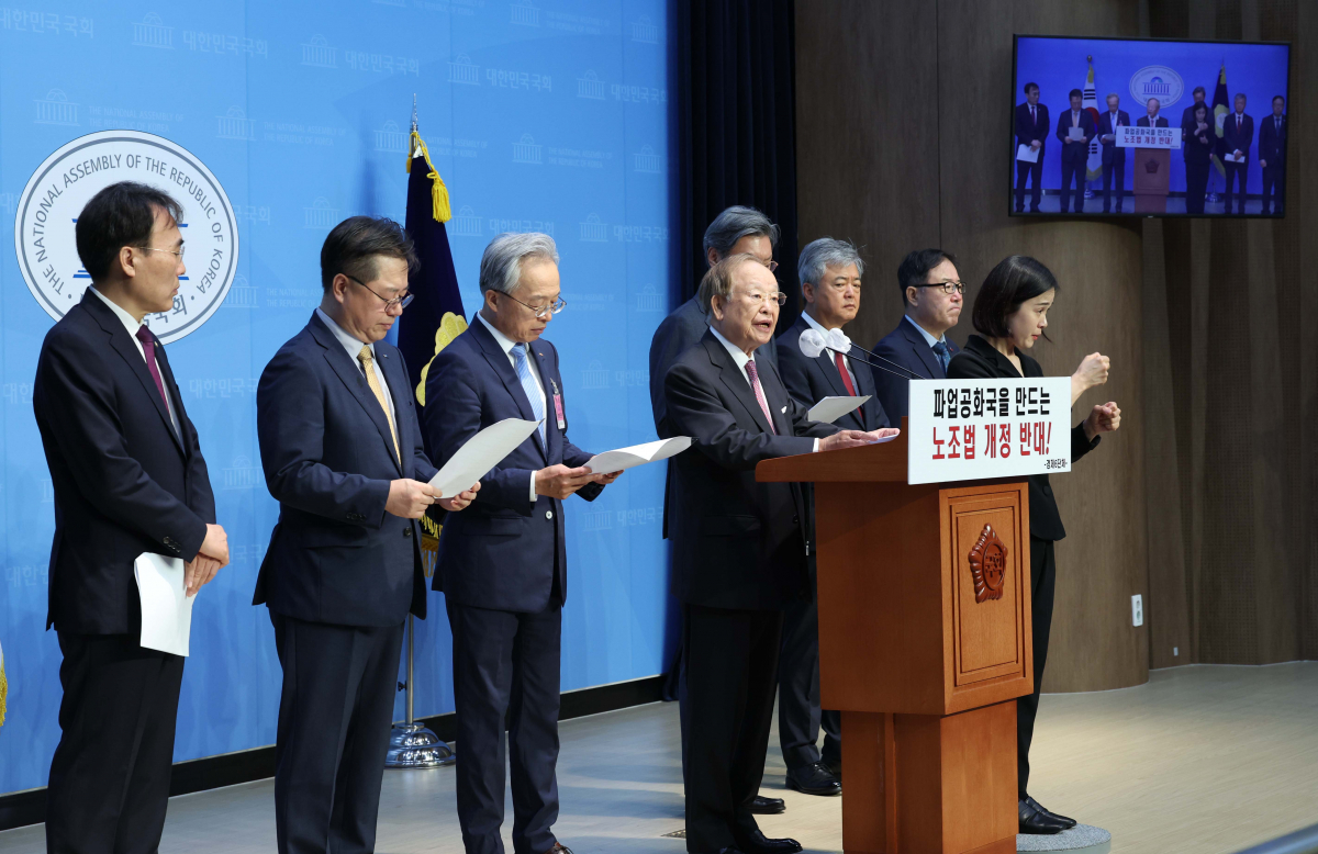▲손경식 한국경영자총협회 회장 등 경제6단체 대표들이 2일 서울 여의도 국회 소통관에서 노동조합법 개정안 반대 공동성명을 발표하고 있다. 신태현 기자 holjjak@