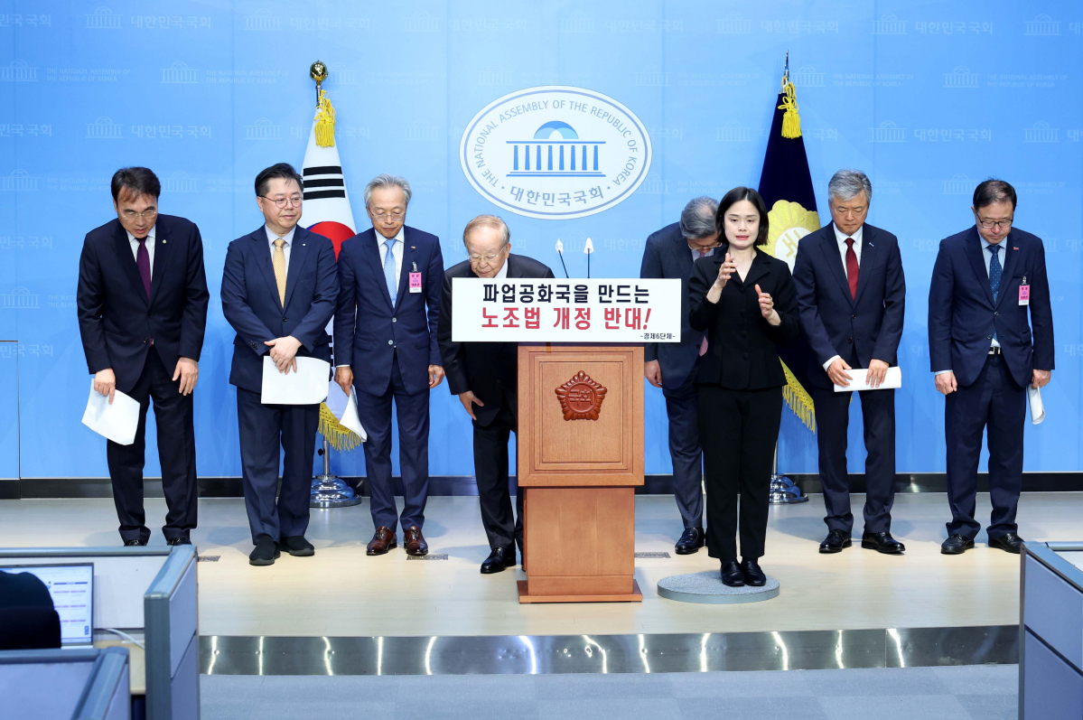 ▲손경식 한국경영자총협회 회장 등 경제6단체 대표들이 2일 서울 여의도 국회 소통관에서 노동조합법 개정안 반대 공동성명을 발표한 뒤 인사하고 있다. 신태현 기자 holjjak@