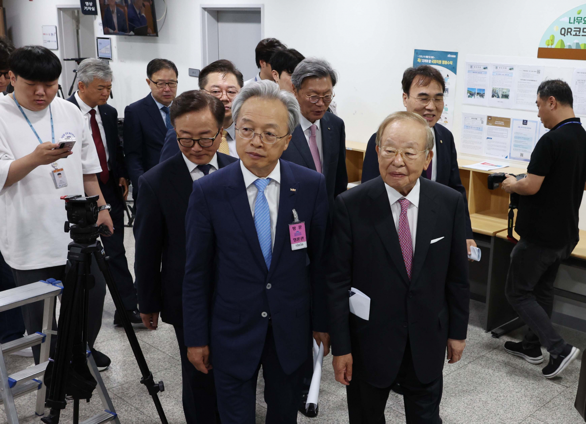 ▲손경식 한국경영자총협회 회장 등 경제6단체 대표들이 2일 서울 여의도 국회 소통관에서 노동조합법 개정안 반대 공동성명을 발표한 뒤 기자회견장을 나서고 있다. 신태현 기자 holjjak@