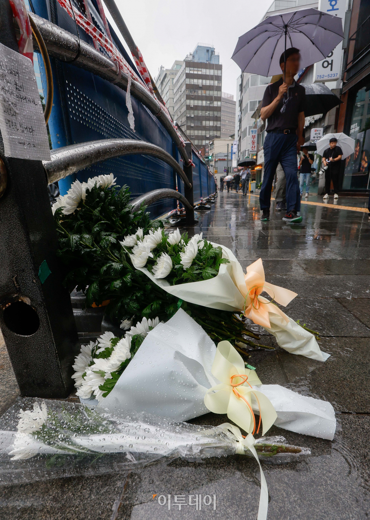 ▲2일 지난 밤 대형교통사고가 발생한 서울 중구 시청역 인근 교차로 사고 현장에 고인을 추모하는 국화꽃이 놓여 있다. 1일 밤 역주행하던 승용차가 인도로 돌진해 보행자들을 덮쳐 9명이 숨지고 4명이 다치는 사고가 발생한 바 있다. 조현호 기자 hyunho