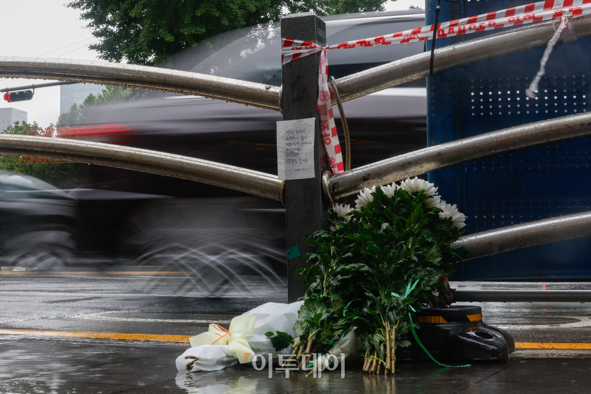 ▲2일 지난 밤 대형교통사고가 발생한 서울 중구 시청역 인근 교차로 사고 현장에 고인을 추모하는 국화꽃이 놓여 있다. 1일 밤 역주행하던 승용차가 인도로 돌진해 보행자들을 덮쳐 9명이 숨지고 4명이 다치는 사고가 발생한 바 있다. 조현호 기자 hyunho