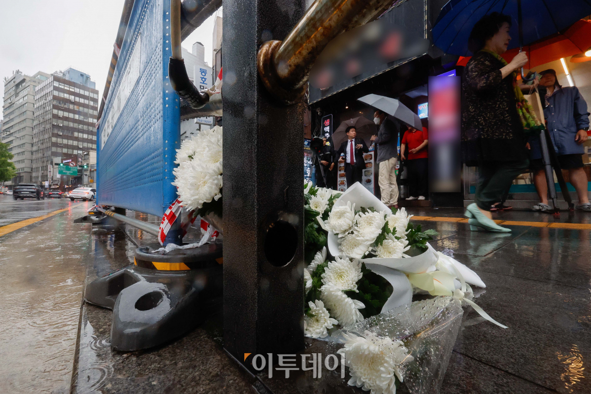 ▲2일 지난 밤 대형교통사고가 발생한 서울 중구 시청역 인근 교차로 사고 현장에 고인을 추모하는 국화꽃이 놓여 있다. 1일 밤 역주행하던 승용차가 인도로 돌진해 보행자들을 덮쳐 9명이 숨지고 4명이 다치는 사고가 발생한 바 있다. 조현호 기자 hyunho@