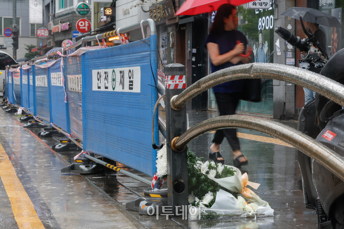 ▲2일 지난 밤 대형교통사고가 발생한 서울 중구 시청역 인근 교차로 사고 현장에 고인을 추모하는 국화꽃이 놓여 있다. 1일 밤 역주행하던 승용차가 인도로 돌진해 보행자들을 덮쳐 9명이 숨지고 4명이 다치는 사고가 발생한 바 있다. 조현호 기자 hyunho@