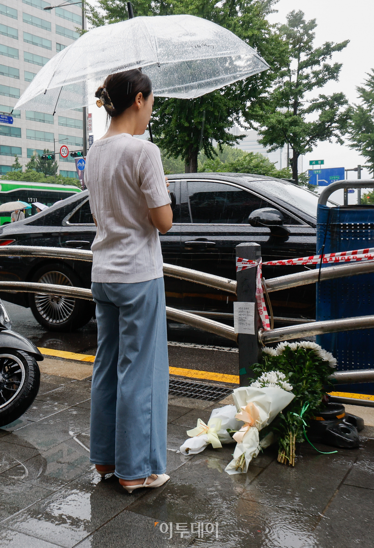 ▲2일 지난 밤 대형교통사고가 발생한 서울 중구 시청역 인근 교차로 사고 현장을 찾은 한 시민이 고인들을 추모하고 있다. 1일 밤 역주행하던 승용차가 인도로 돌진해 보행자들을 덮쳐 9명이 숨지고 4명이 다치는 사고가 발생한 바 있다. 조현호 기자 hyunho@