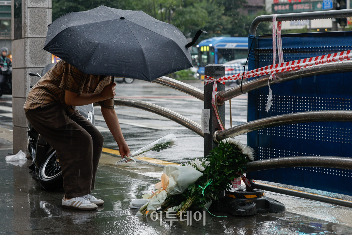 ▲2일 지난 밤 대형교통사고가 발생한 서울 중구 시청역 인근 교차로 사고 현장을 찾은 한 시민이 국화꽃을 놓고 있다. 1일 밤 역주행하던 승용차가 인도로 돌진해 보행자들을 덮쳐 9명이 숨지고 4명이 다치는 사고가 발생한 바 있다. 조현호 기자 hyunho@