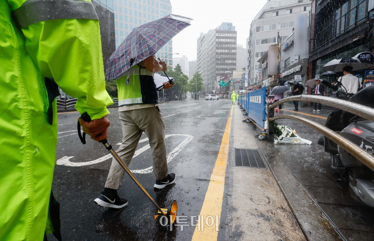 ▲2일 지난 밤 대형교통사고가 발생한 서울 중구 시청역 인근 교차로 사고 현장에서 도로교통공단 관계자들이 사고 현장을 살펴보고 있다. 1일 밤 역주행하던 승용차가 인도로 돌진해 보행자들을 덮쳐 9명이 숨지고 4명이 다치는 사고가 발생한 바 있다. 조현호 기자 hyunho@