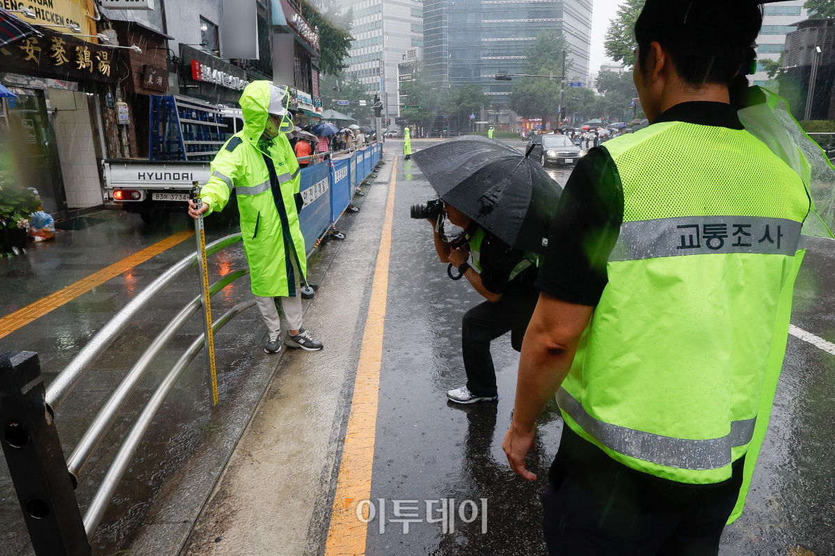 ▲2일 지난 밤 대형교통사고가 발생한 서울 중구 시청역 인근 교차로 사고 현장에서 도로교통공단 관계자들이 사고 현장을 살펴보고 있다. 1일 밤 역주행하던 승용차가 인도로 돌진해 보행자들을 덮쳐 9명이 숨지고 4명이 다치는 사고가 발생한 바 있다. 조현호 기자 hyunho@