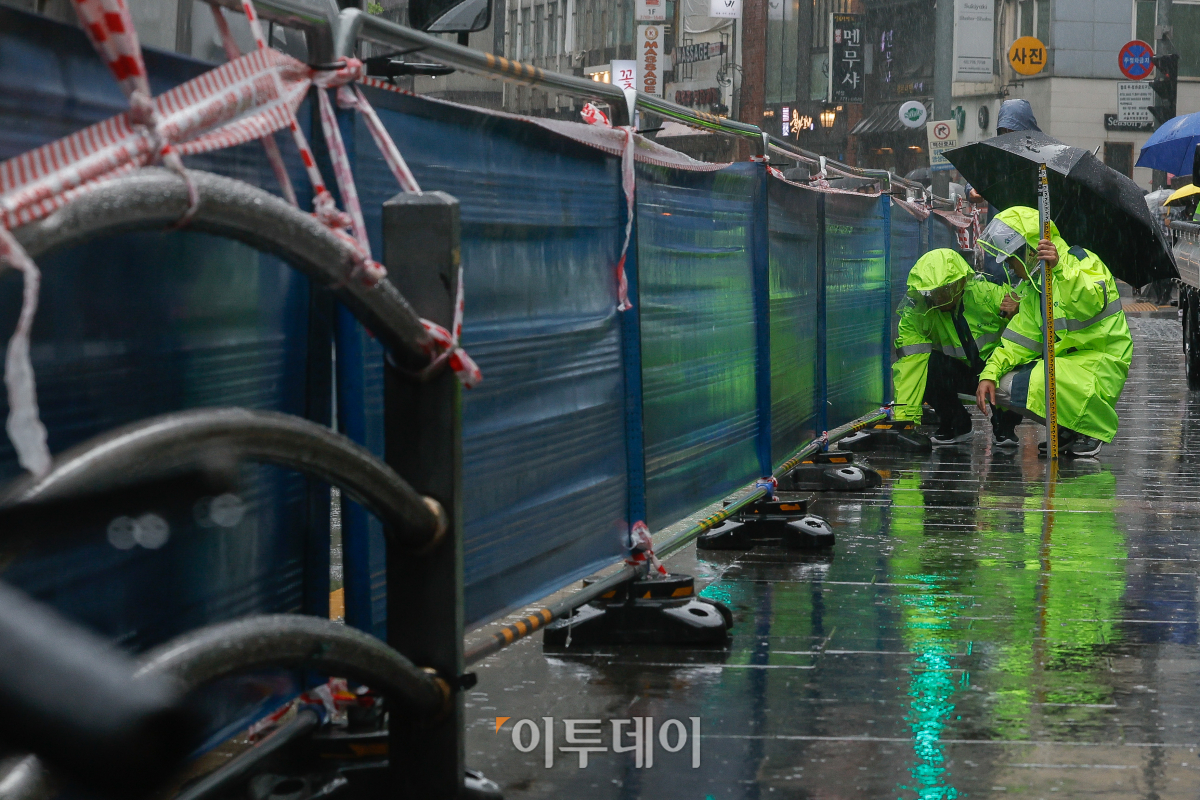 ▲2일 지난 밤 대형교통사고가 발생한 서울 중구 시청역 인근 교차로 사고 현장에서 도로교통공단 관계자들이 사고 현장을 살펴보고 있다. 1일 밤 역주행하던 승용차가 인도로 돌진해 보행자들을 덮쳐 9명이 숨지고 4명이 다치는 사고가 발생한 바 있다. 조현호 기자 hyunho@