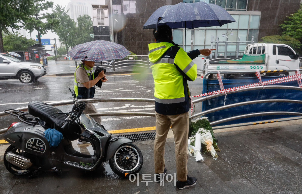 ▲2일 지난 밤 대형교통사고가 발생한 서울 중구 시청역 인근 교차로 사고 현장에서 도로교통공단 관계자들이 사고 현장을 살펴보고 있다. 1일 밤 역주행하던 승용차가 인도로 돌진해 보행자들을 덮쳐 9명이 숨지고 4명이 다치는 사고가 발생한 바 있다. 조현호 기자 hyunho@