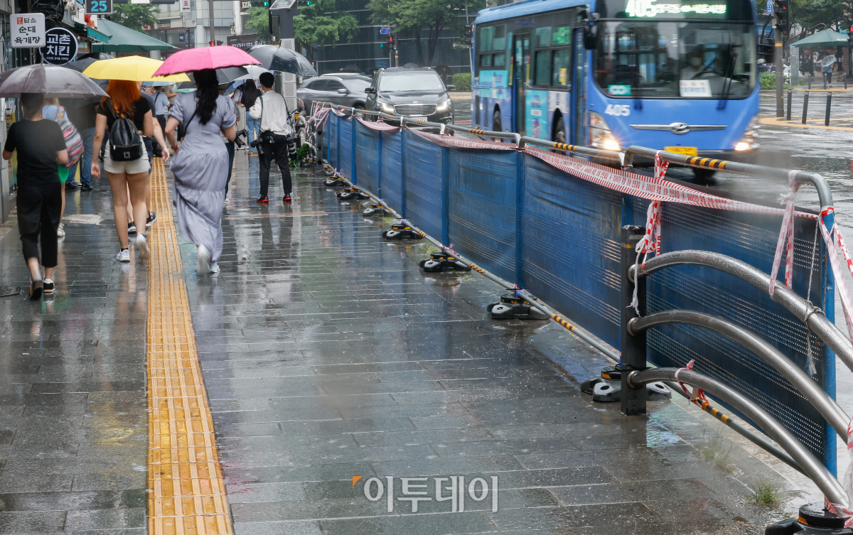 ▲2일 지난 밤 대형교통사고가 발생한 서울 중구 시청역 인근 교차로 사고 현장에 안전 펜스가 설치되어 있다. 1일 밤 역주행하던 승용차가 인도로 돌진해 보행자들을 덮쳐 9명이 숨지고 4명이 다치는 사고가 발생한 바 있다. 조현호 기자 hyunho@