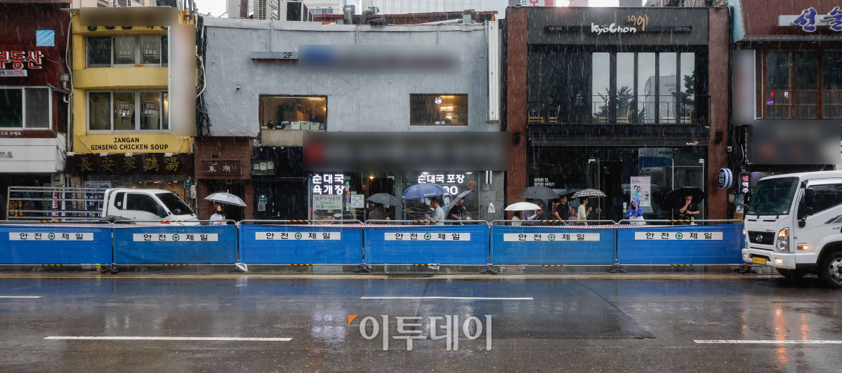 ▲2일 지난 밤 대형교통사고가 발생한 서울 중구 시청역 인근 교차로 사고 현장에 안전 펜스가 설치되어 있다. 1일 밤 역주행하던 승용차가 인도로 돌진해 보행자들을 덮쳐 9명이 숨지고 4명이 다치는 사고가 발생한 바 있다. 조현호 기자 hyunho@