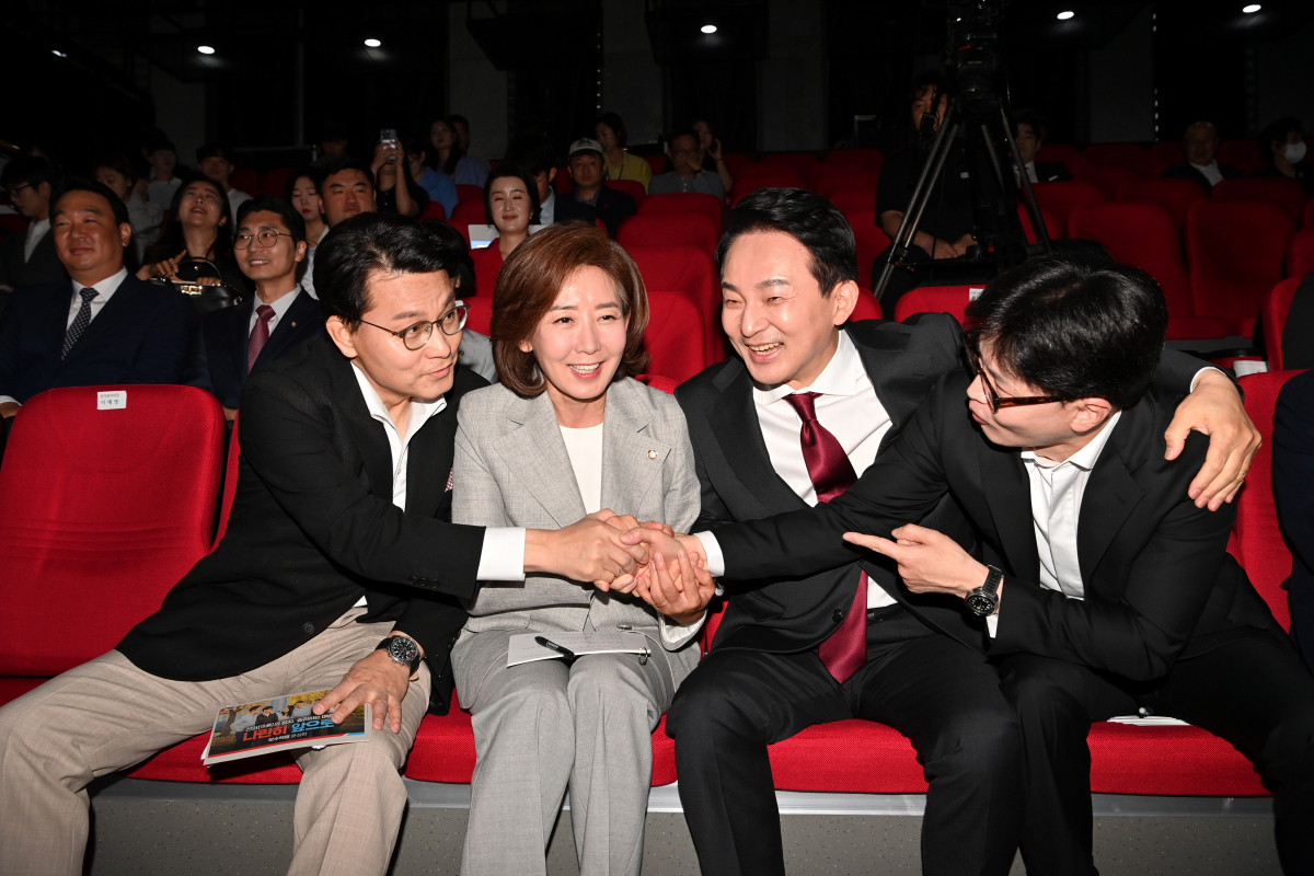 ▲국민의힘 윤상현, 나경원, 원희룡, 한동훈 당대표 후보가 2일 오전 서울 강서구 ASSA아트홀에서 열린 ‘체인지 5분 비전발표회’에서 정견 발표에 앞서 대화를 나누고 있다. 국회사진취재단