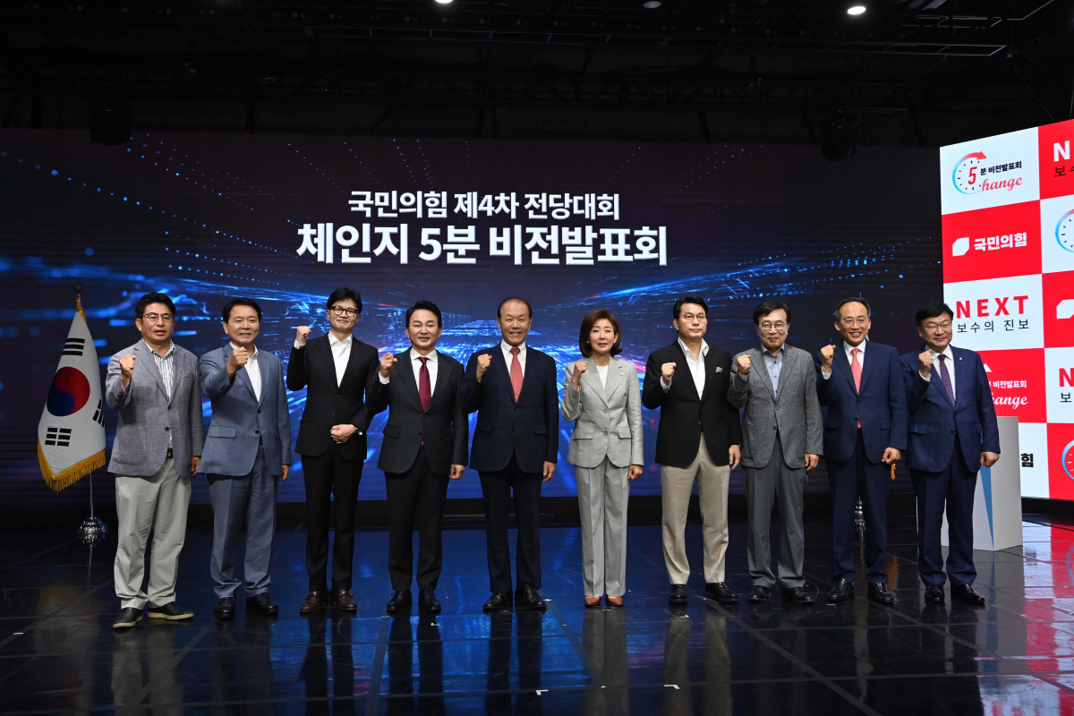 ▲황우여 비상대책위원장과 한동훈, 원희룡, 나경원, 윤상현 국민의힘 대표 후보가 2일 오전 서울 강서구 ASSA아트홀에서 열린 ‘체인지 5분 비전발표회’에서 정견 발표에 앞서 기념촬영을 하고 있다. 국회사진취재단